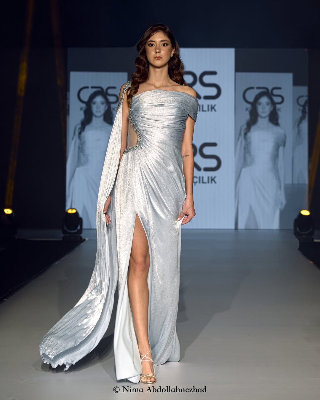 İzmir Fashion defilesi — GRS Kumaşçılık standı, gümüş abiye
