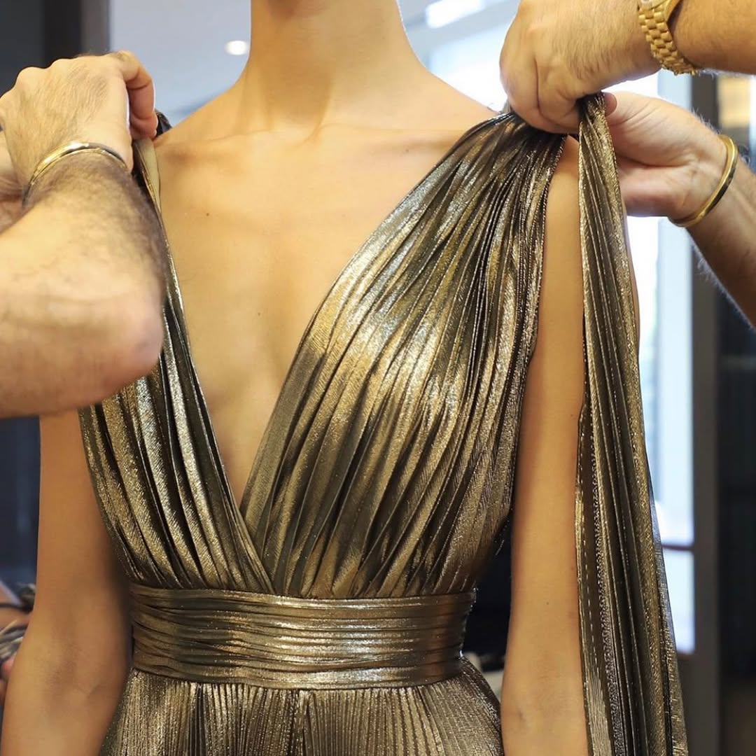 Lakşifon kumaş — altın pleat saten detayı